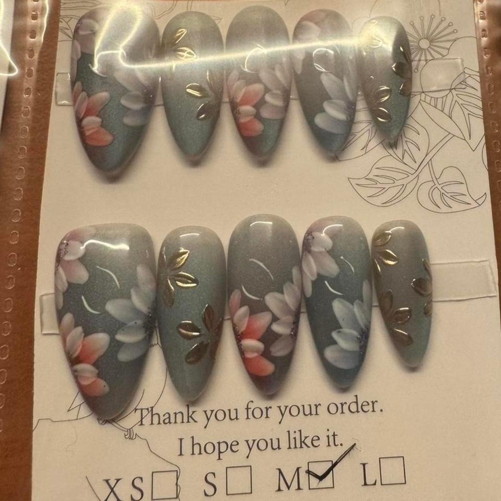 Mist Bloom –‎ Gradient Floral Nail Set with Metallic Accents (10pc, M)